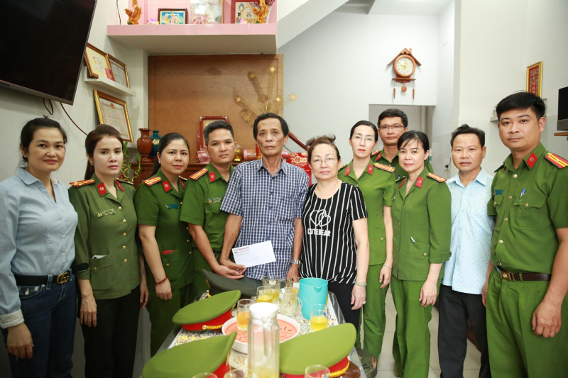 Thăm hỏi, tặng quà gia đình cán bộ, chiến sĩ hy sinh, tử vong trong đợt phòng, chống dịch  -0