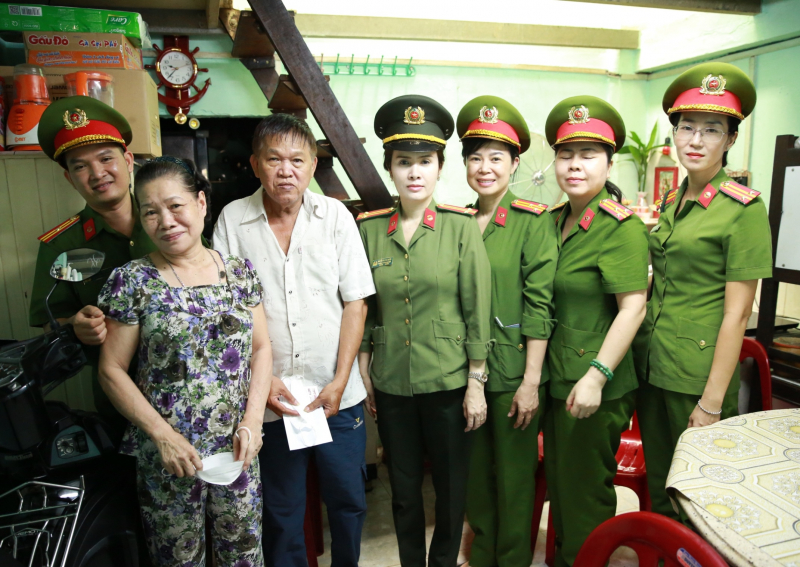 Thăm hỏi, tặng quà gia đình cán bộ, chiến sĩ hy sinh, tử vong trong đợt phòng, chống dịch  -0