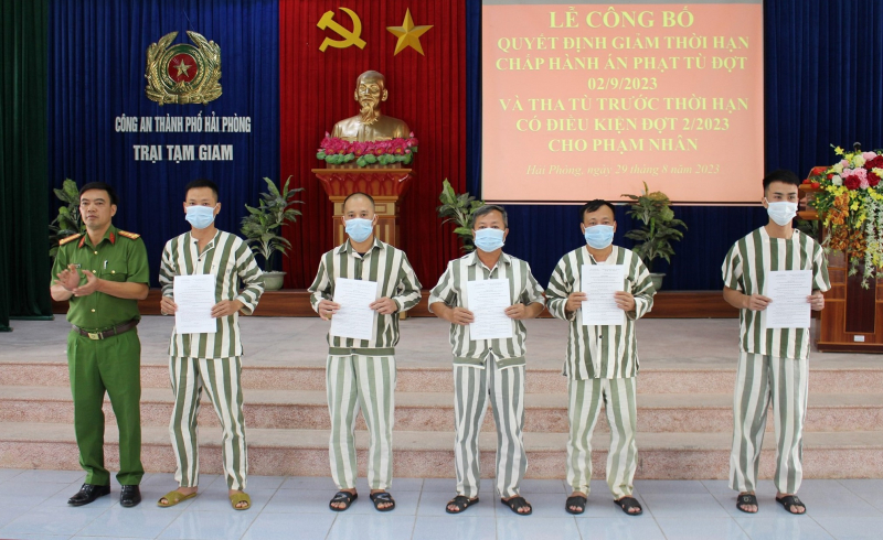 Công an Hải Phòng công bố quyết định giảm án và tha tù trước thời hạn 55 phạm nhân -0
