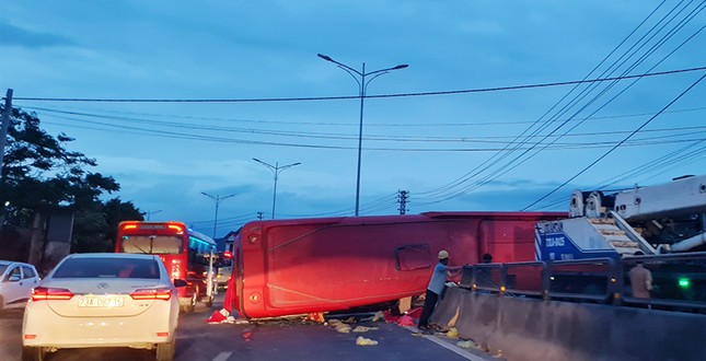 Xe khách lật chắn ngang đường, làm nhiều hành khách bị thương và hoảng loạn -0
