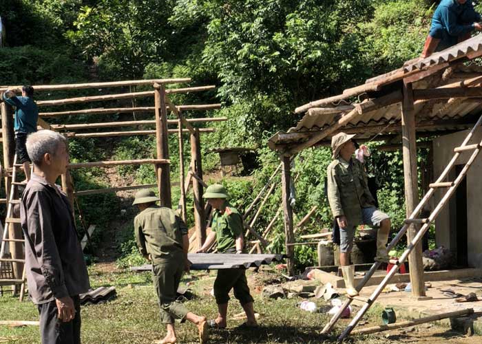 Công an xã Điện Quan giúp người dân khắc phục hậu quả bão lũ -0