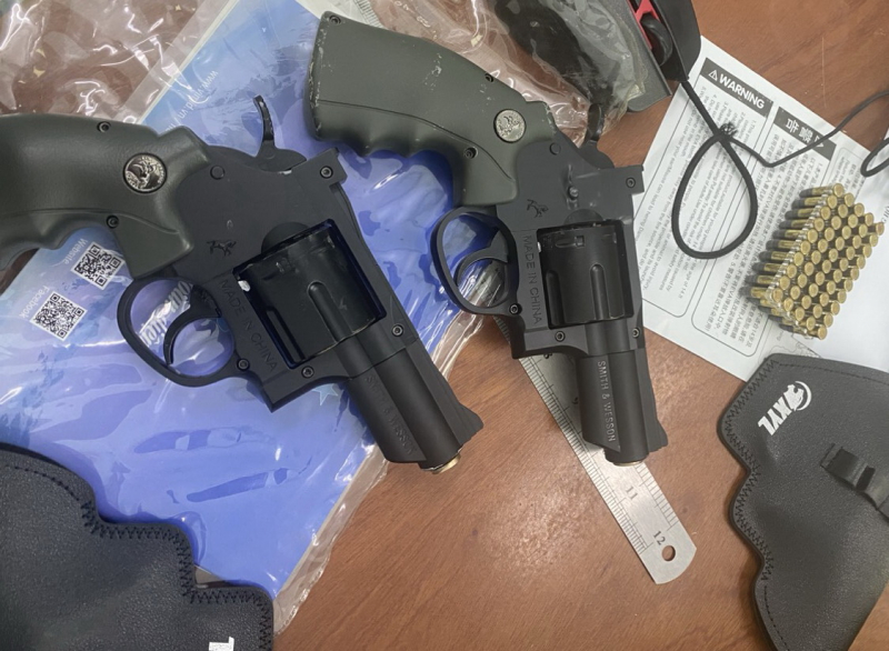 Lái xe thi công đường cao tốc tàng trữ súng đạn cao su -0