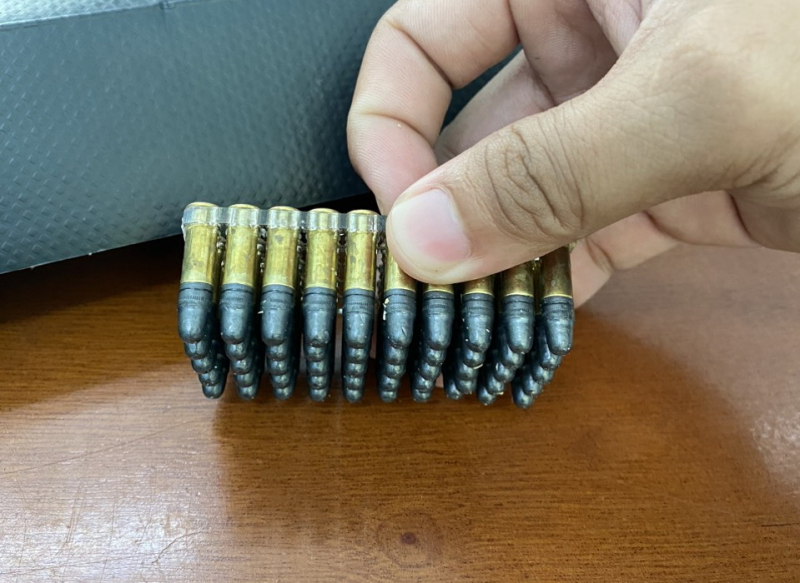 Lái xe thi công đường cao tốc tàng trữ súng đạn cao su -1