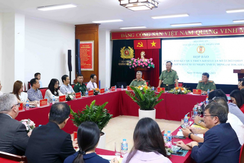 Bãi bỏ quy định về việc hộ chiếu còn hạn từ 6 tháng trở lên mới được xuất cảnh  -0