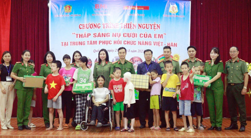 “Thắp sáng nụ cười cho em” -0
