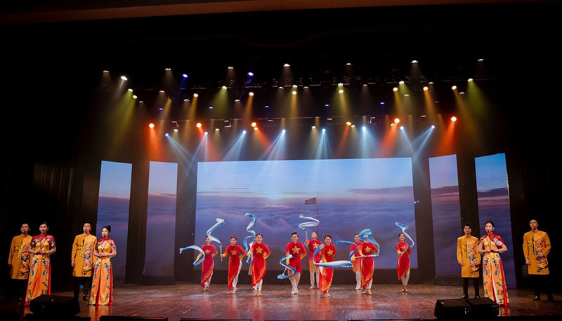 “Giai điệu tự hào - Tuổi trẻ Thủ đô làm theo lời Bác”: Đóa hoa tươi thắm dâng Người -0