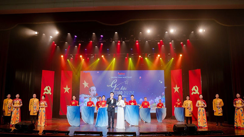 “Giai điệu tự hào - Tuổi trẻ Thủ đô làm theo lời Bác”: Đóa hoa tươi thắm dâng Người -1