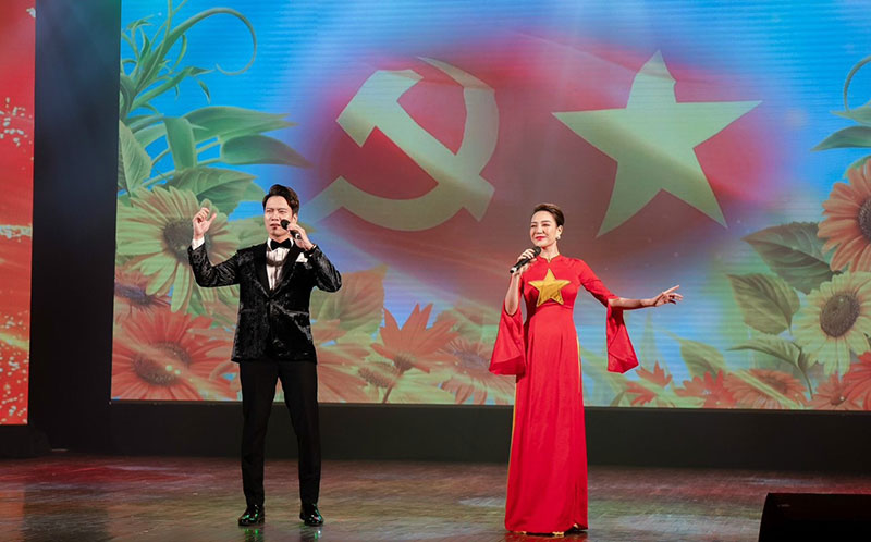 “Giai điệu tự hào - Tuổi trẻ Thủ đô làm theo lời Bác”: Đóa hoa tươi thắm dâng Người -0