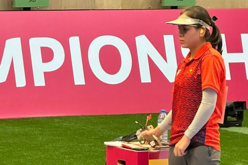 trịnh thu vinh bắn súng.jpg -0