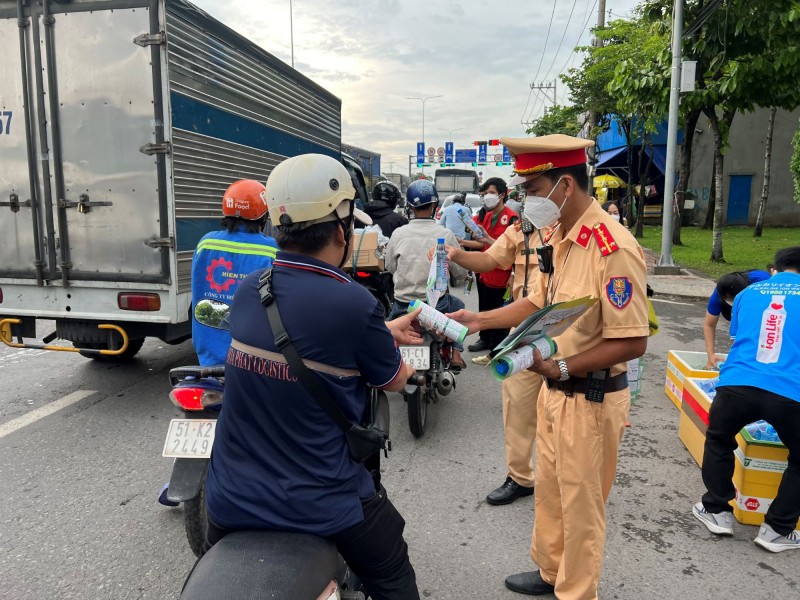 Ra quân đảm bảo an toàn cho người dân về quê nghỉ lễ Quốc khánh -0