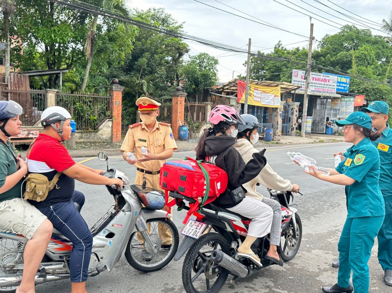 Ra quân đảm bảo an toàn cho người dân về quê nghỉ lễ Quốc khánh -0