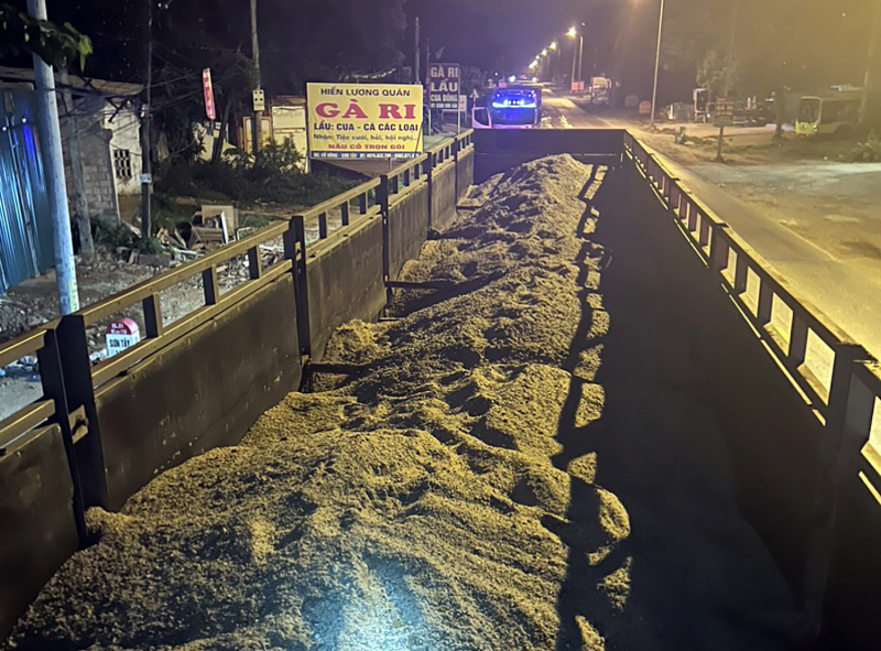 CSGT tuần tra đêm, vây bắt hàng loạt container cắt nóc -0