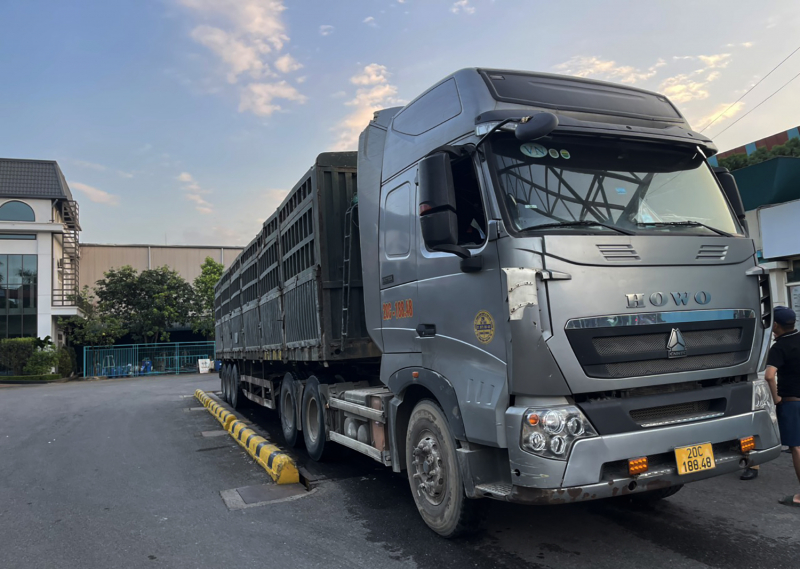 CSGT tuần tra đêm, vây bắt hàng loạt container cắt nóc -0