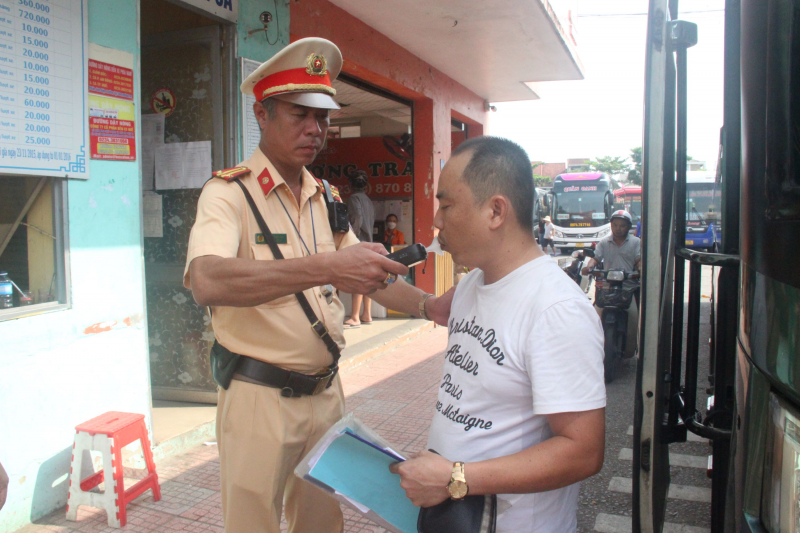 CSGT giúp người dân an tâm lên xe khách về quê nghỉ lễ Quốc khánh -0