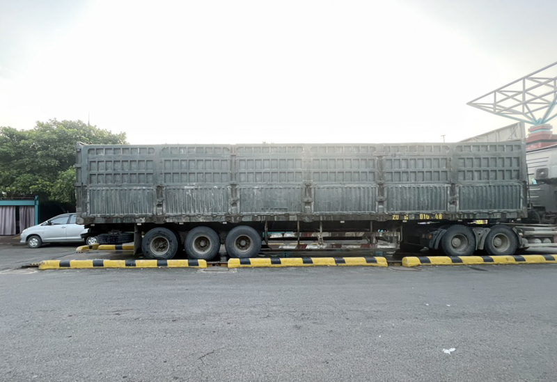 CSGT tuần tra đêm, vây bắt hàng loạt container cắt nóc -0