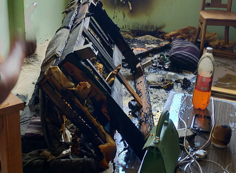 Nghi ngáo đá tự đốt gây cháy căn hộ tầng 18, 4 người được giải cứu -0