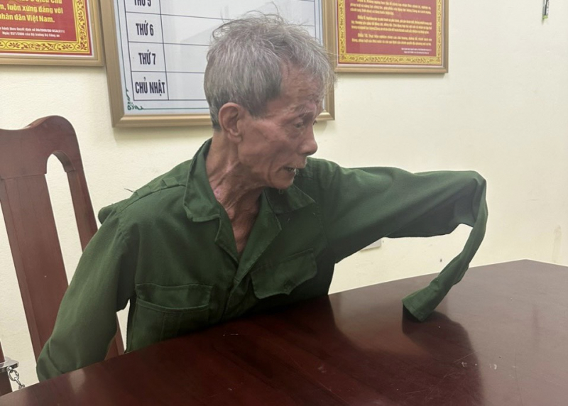 Tạm giữ hình sự người cha đâm con gái tử vong  -0