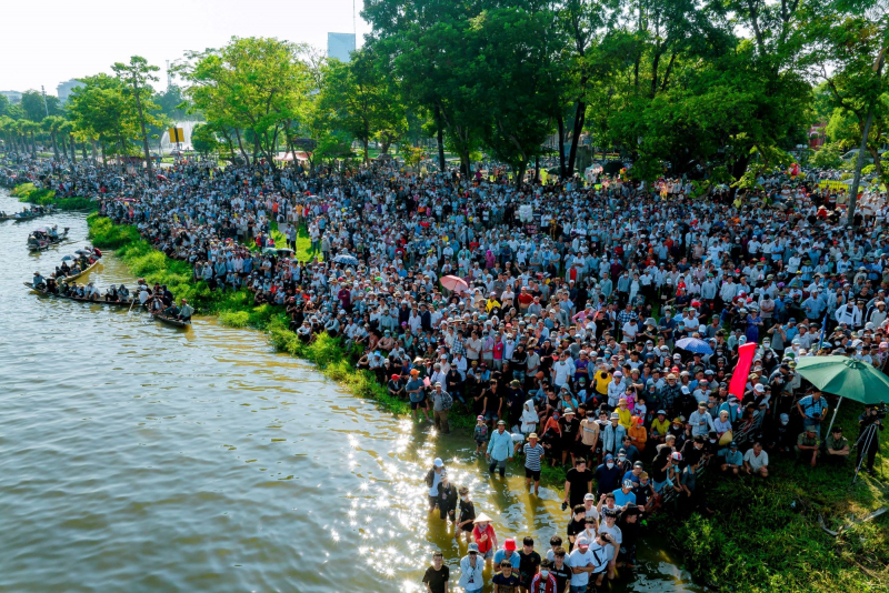 Sôi động giải đua ghe truyền thống trên sông Hương trong ngày Tết độc lập -0