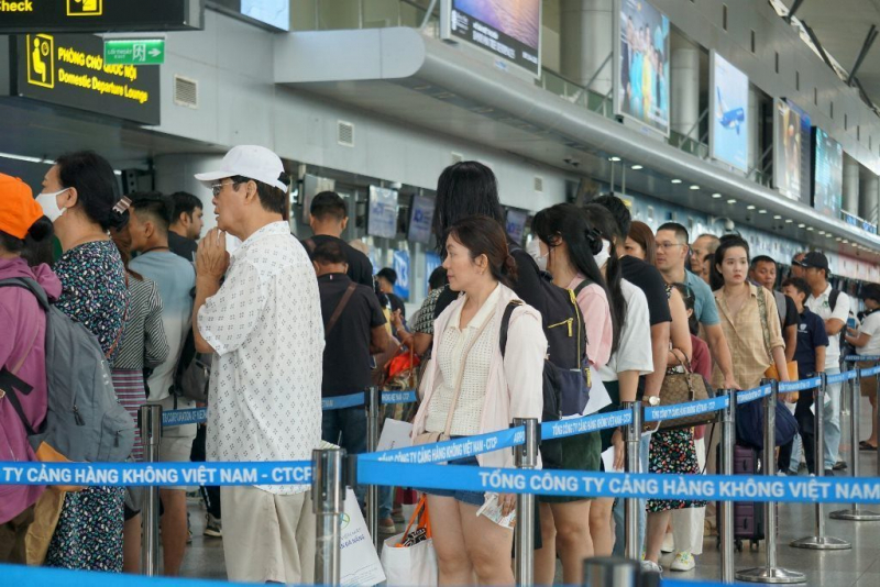 Đà Nẵng nhộm sắc đỏ sao vào chào đón du khách dịp 2/9 -1