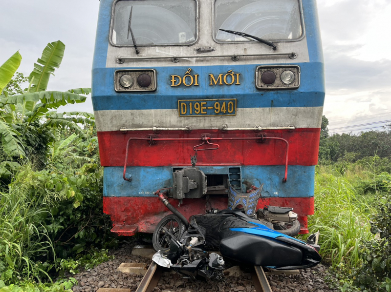 Cố vượt rào chắn, đôi nam nữ bị tàu hàng tông tử vong  -0