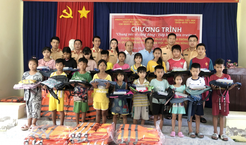 CSGT Công an Bạc Liêu mang niềm vui đến học sinh nghèo đầu năm học mới -0