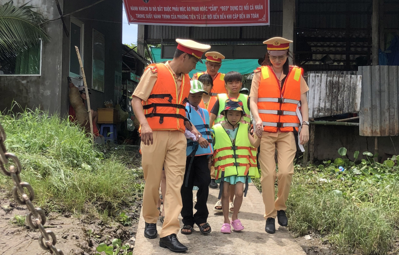 CSGT Công an Bạc Liêu mang niềm vui đến học sinh nghèo đầu năm học mới -0