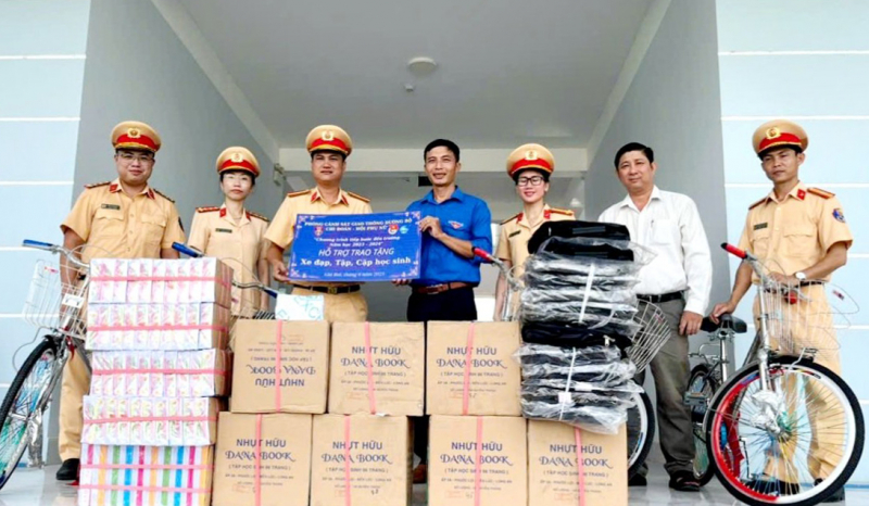 CSGT Công an Bạc Liêu mang niềm vui đến học sinh nghèo đầu năm học mới -1