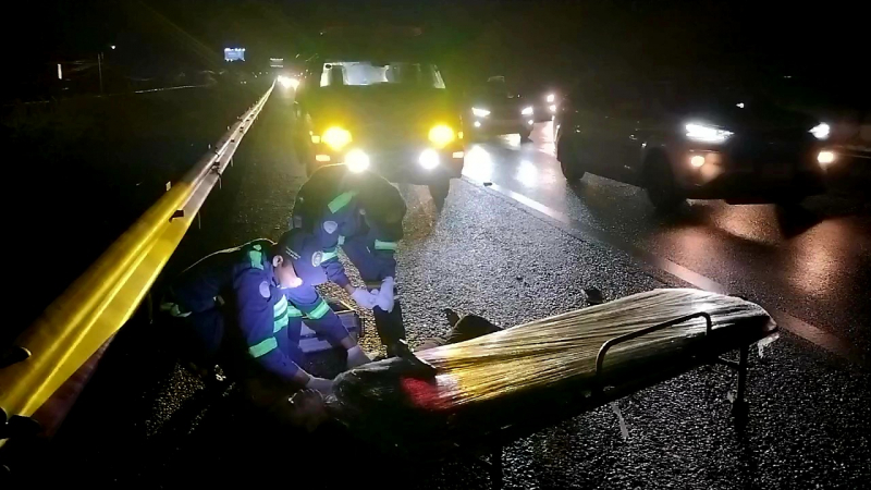 Phát hiện người đàn ông nằm bất động trên cao tốc -1