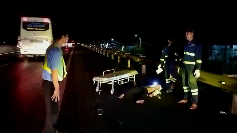 Phát hiện người đàn ông nằm bất động trên cao tốc -2