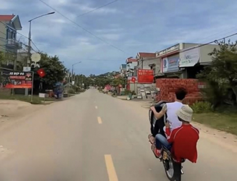 Đi xe máy bốc đầu, 4 thanh niên bị xử phạt -0