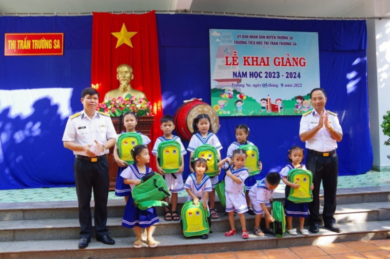 Học sinh cả nước náo nức tới trường, bắt đầu cho năm học mới -0