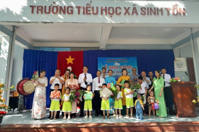 Học sinh cả nước náo nức tới trường, bắt đầu cho năm học mới -0