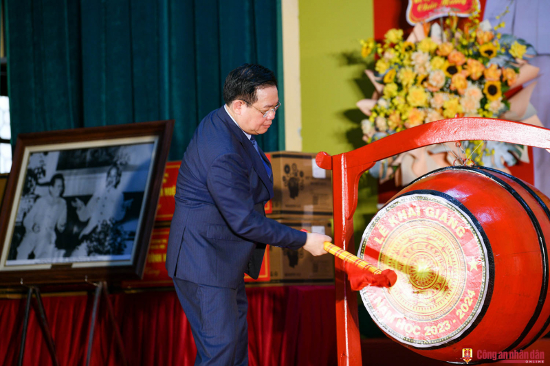 Chủ tịch Quốc hội Vương Đình Huệ dự lễ khai giảng tại Trường Hữu nghị T78 -0