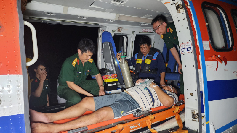 Lần đầu tiên dùng trực thăng đưa cùng lúc 3 bệnh nhân bị giảm áp vào đất liền cấp cứu -0