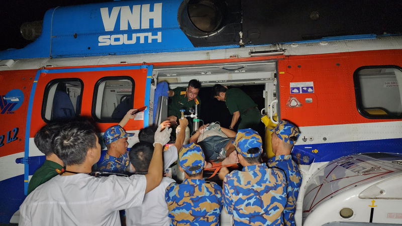 Lần đầu tiên dùng trực thăng đưa cùng lúc 3 bệnh nhân bị giảm áp vào đất liền cấp cứu -1
