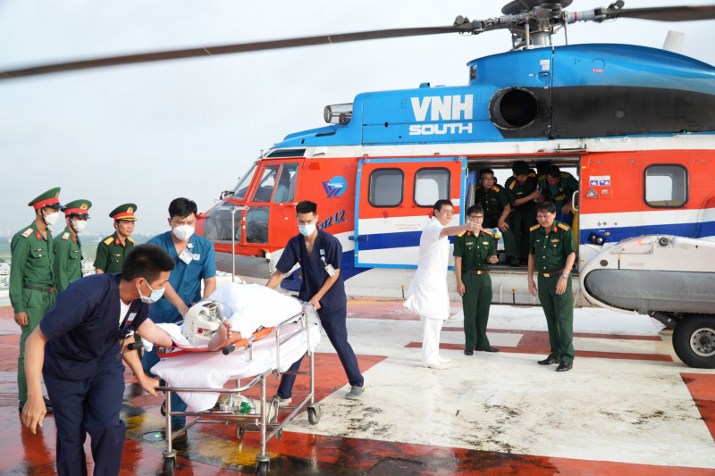 Lần đầu tiên dùng trực thăng đưa cùng lúc 3 bệnh nhân bị giảm áp vào đất liền cấp cứu -0