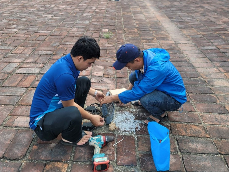Sửa chữa hàng loạt cụm đèn chiếu sáng tại Kỳ đài Huế do bị kẻ gian đập phá -0