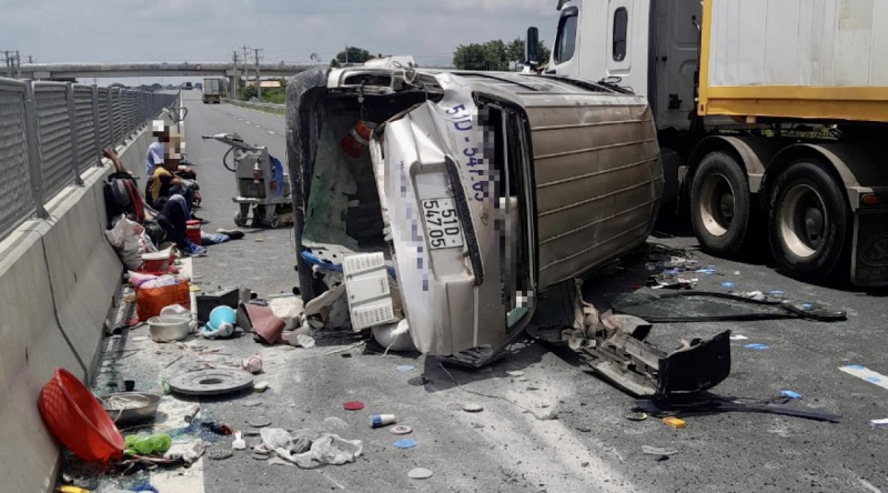 Xe ôtô lộn vòng rồi lật nghiêng trên cao tốc Vĩnh Hảo - Phan Thiết -0