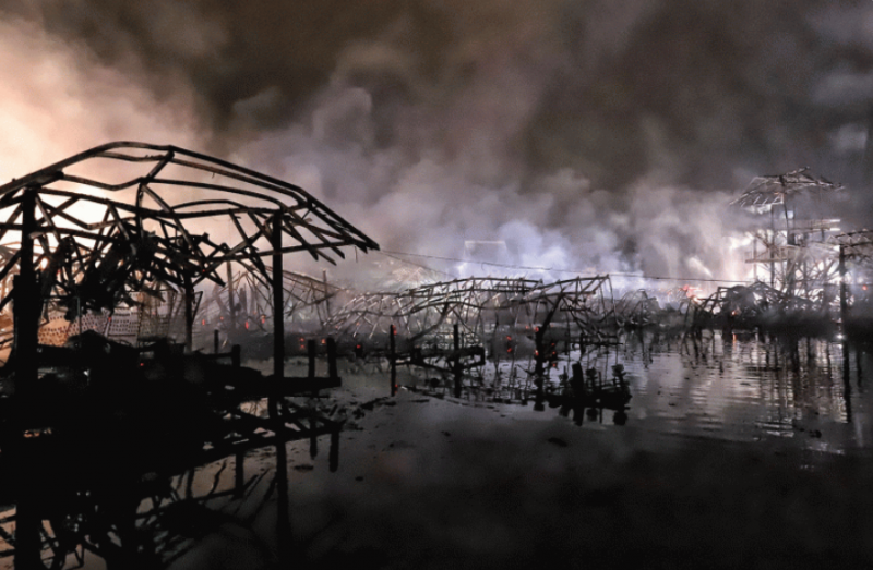 Cận cảnh chợ nổi hút khách của Thái Lan chìm trong biển lửa  -0