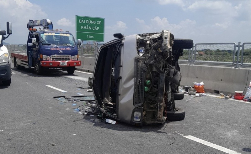 Xe ôtô lộn vòng rồi lật nghiêng trên cao tốc Vĩnh Hảo - Phan Thiết -0