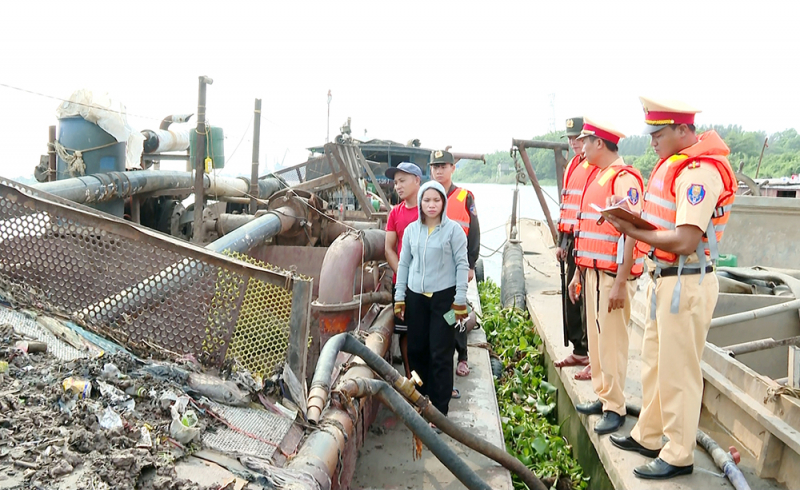 Phát hiện, bắt giữ 10 đối tượng khai thác cát trái phép trên sông Đáy -0