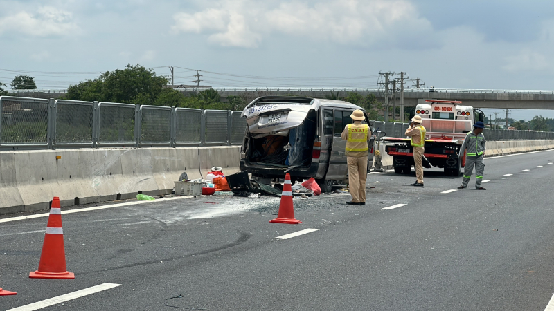 Xe ôtô lộn vòng rồi lật nghiêng trên cao tốc Vĩnh Hảo - Phan Thiết -0