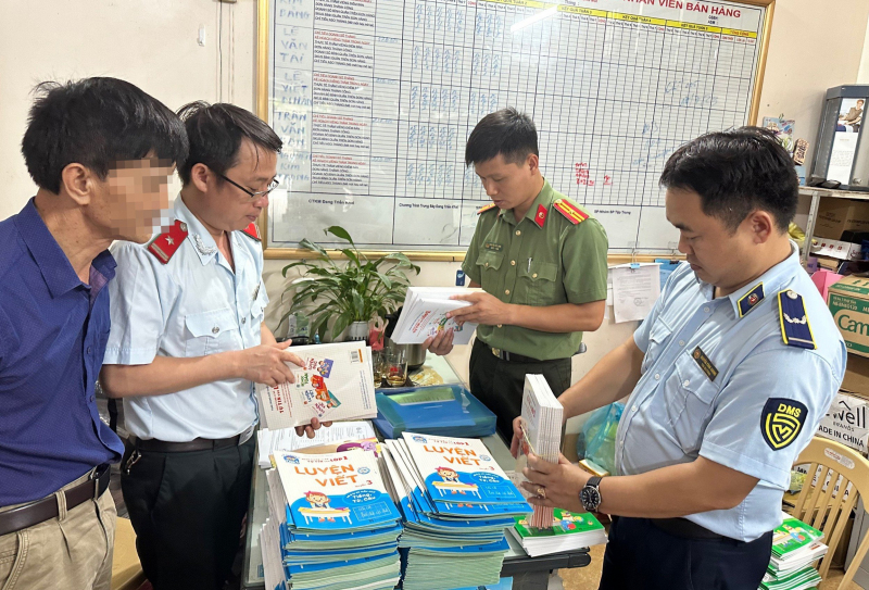 Phát hiện cơ sở kinh doanh sách lậu, sách giả tại Nghệ An -0