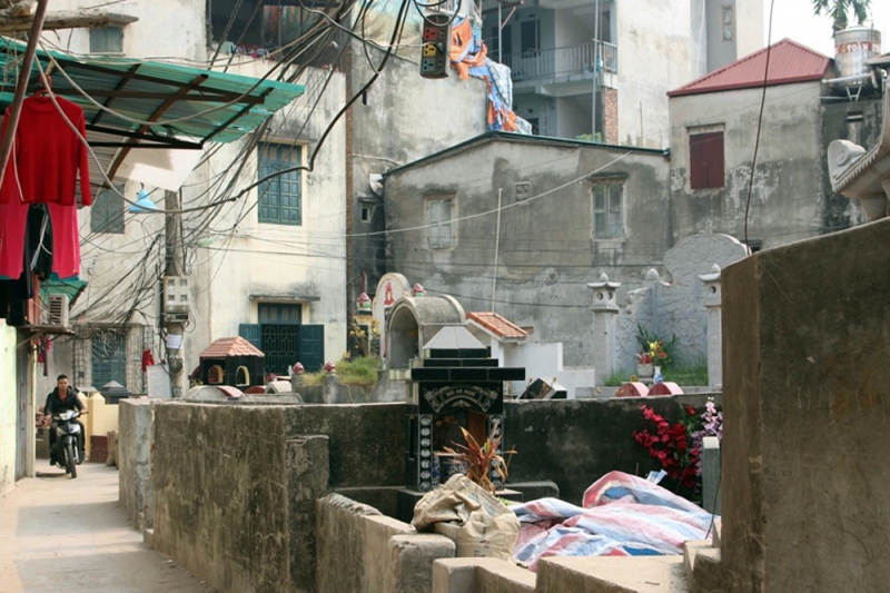 Sống cạnh “người chết” giữa Thủ đô -0