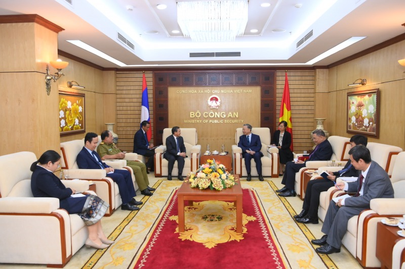 Minister To Lam receives outgoing ambassador of Laos -0