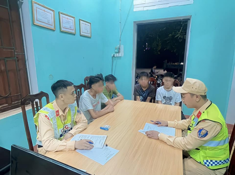 Công an xã kịp thời ngăn chặn nhóm thanh thiếu niên sử dụng rượu bia, điều khiển xe mô tô cầm theo hung khí -0
