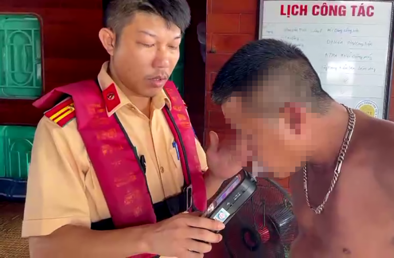 Tuần tra sông Đuống, CSGT đường thủy phát hiện nhiều “ma men” -0