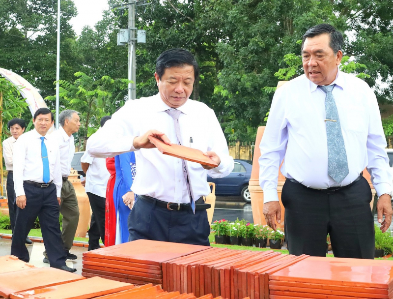 Khai mạc “Con đường nghệ thuật gốm đỏ Vĩnh Long” -0