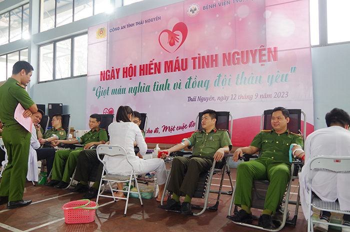Hơn 600 cán bộ, chiến sĩ Công an Thái Nguyên tham gia hiến máu tình nguyện -0