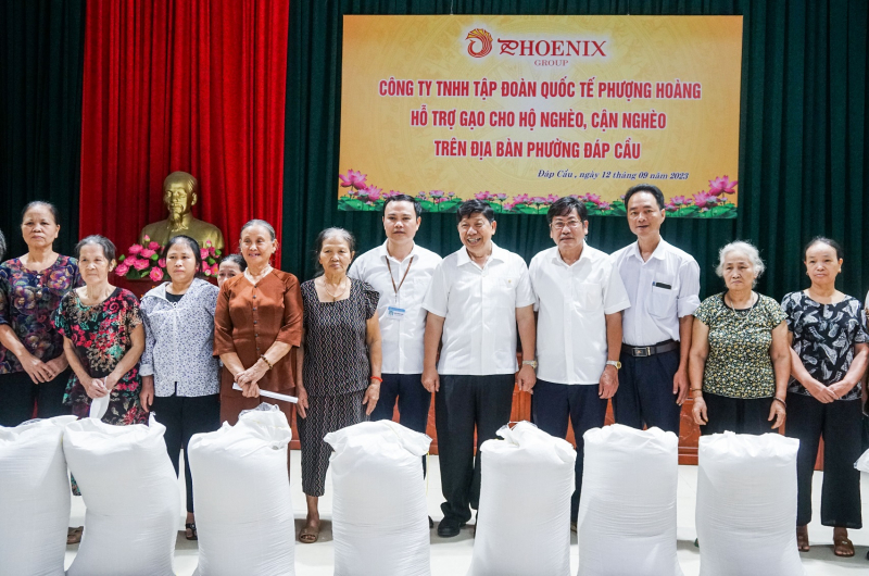 Tập đoàn Phượng Hoàng tặng quà bà con nghèo Đáp Cầu -0